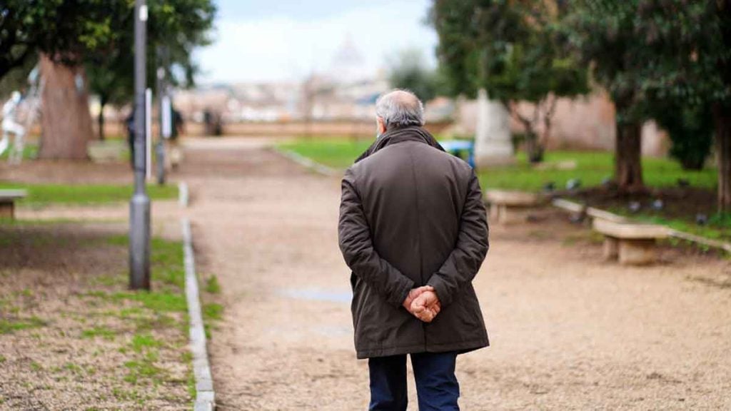 La signification profonde de marcher lentement avec les mains dans le dos, selon la psychologie