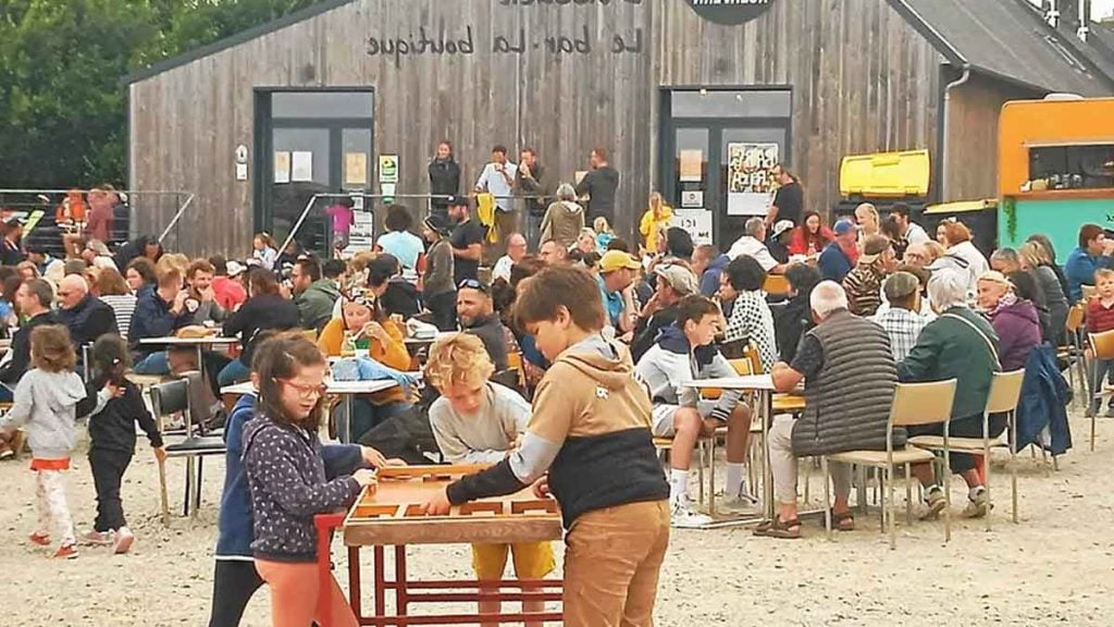 « La terrasse était pleine »  après son succès l’an dernier, ce bar de Maine-et-Loire promet encore un été festif